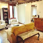 Venice And Venice Apartments - Private Rooms In Shared Apartment